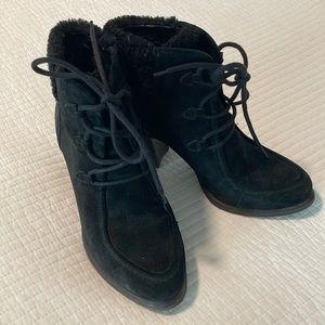 Size 7 - Ugg Suede Winter Annalise Ankle Boots.